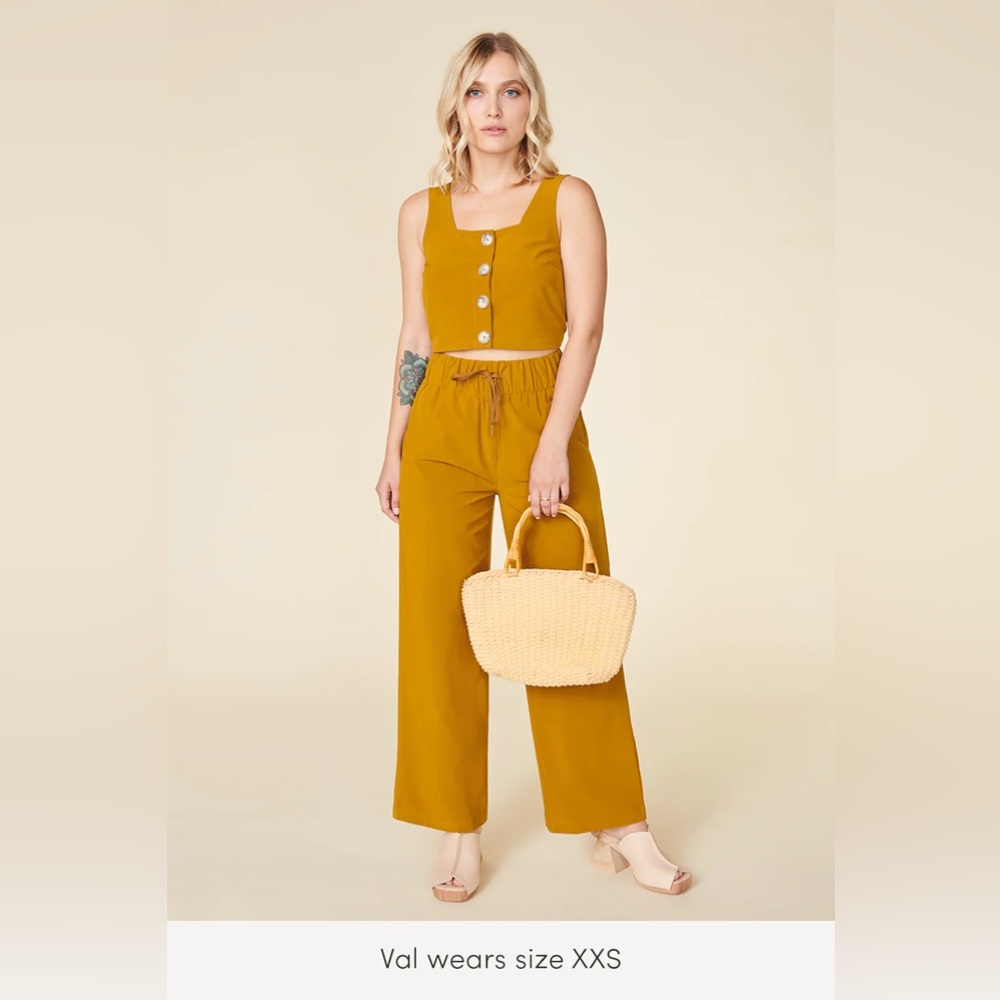 Wayre Square Neck Button Front Tank💛 - Picture 2 of 9